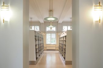 Stara uusi Kallion kirjaston toisen kerroksen kalusteet.