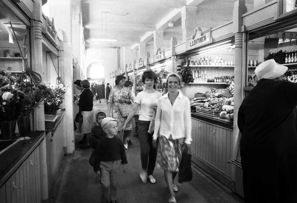 Naisia ja lapsia Hakaniemen hallin käytävällä 1960-luvulla.