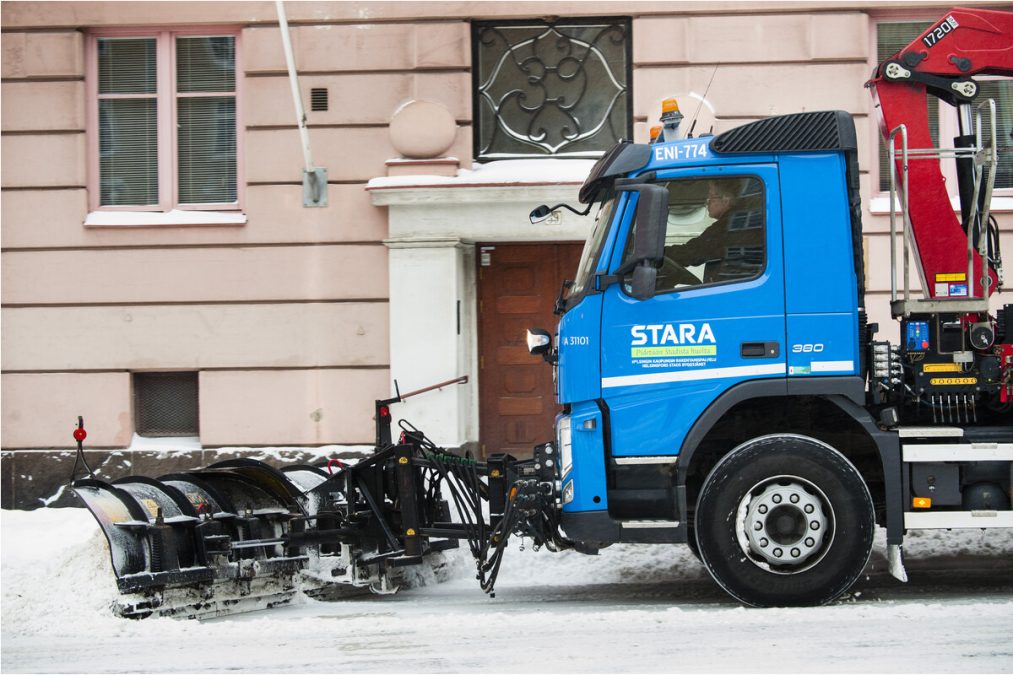 Staran aurausauto töissä Töölössä talvella 2014.