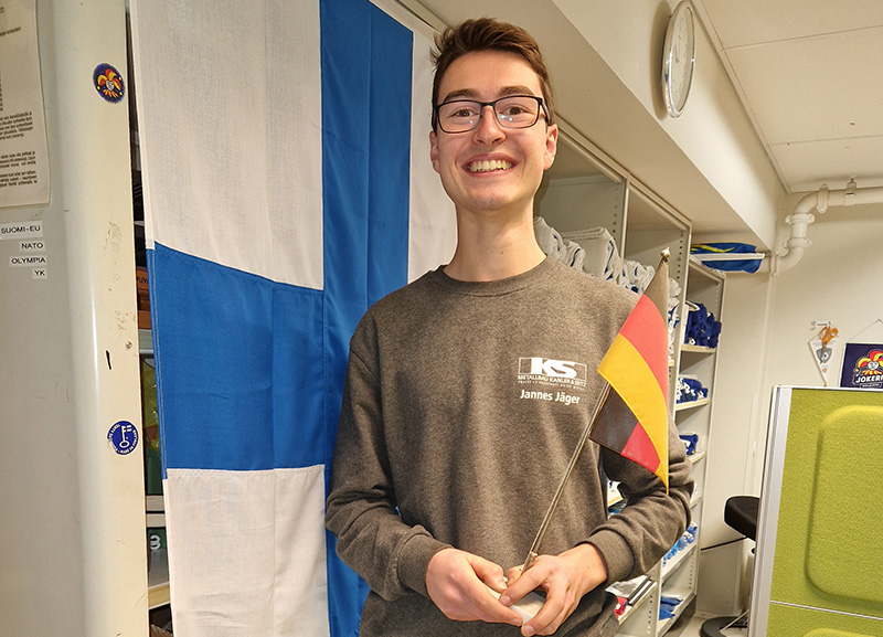 Jannis Jäger Staran lippupalvelussa Saksan pöytälippu kädessään.