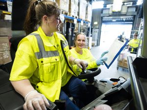 Staralaiset työssä logistiikkakeskuksessa.