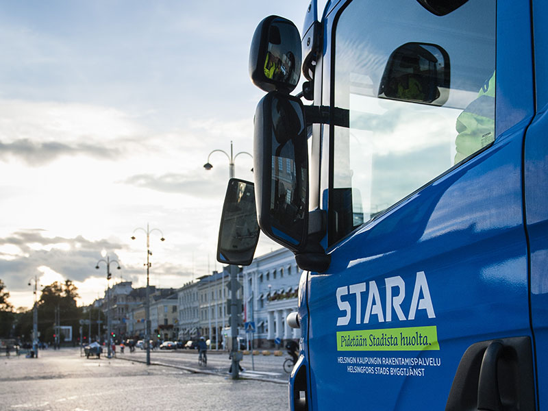 Staran säiliöauto pesemässä Helsingin kauppatoria.