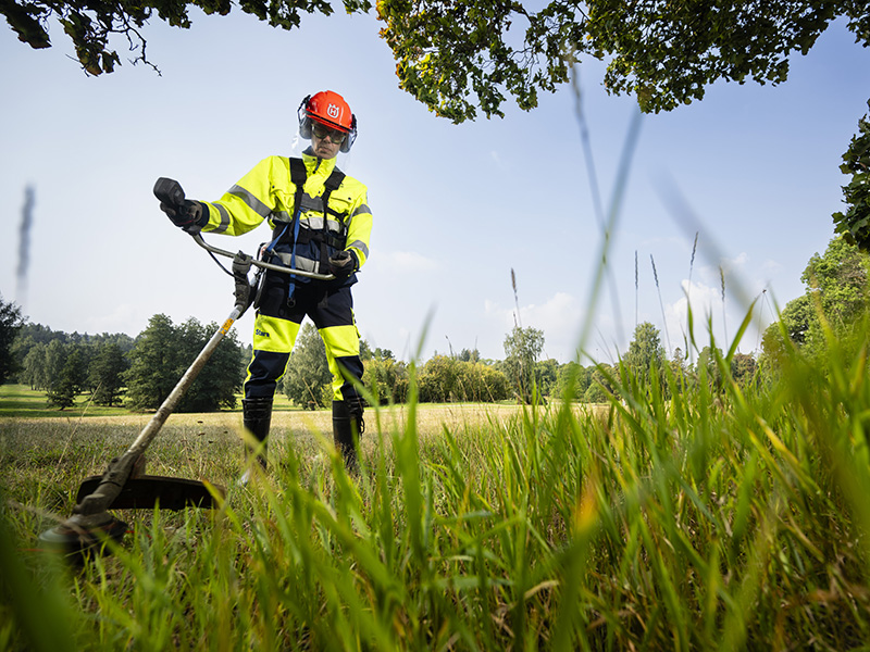 Ihmisiä tietokoneen äärellä