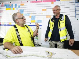 Kaksi Staran työntekijää keskustelemassa työmaasuunnitelmista.