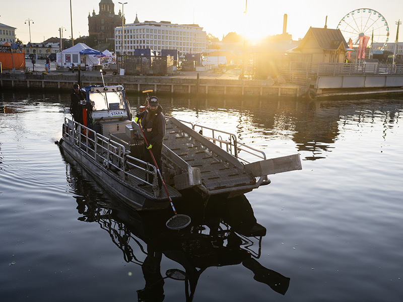 Lipon miehistö keräämässä roskaa Kauppatorin rannasta