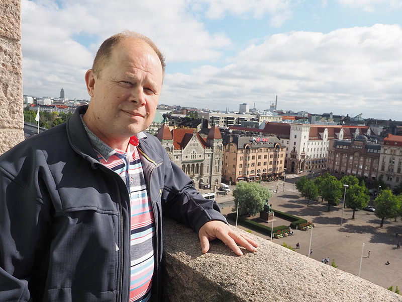 Vastaava piiripuutarhuri Sampo Sainio, taustalla Rautatientorin aluetta