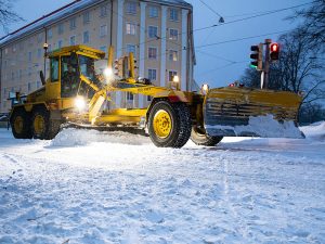 Staran tiehöylä auraustöissä Töölössä